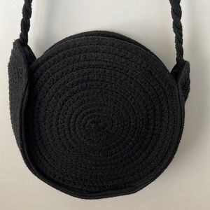 URBAN OUTFITTERS ROUND BLACK WOVEN CROSSBODY
